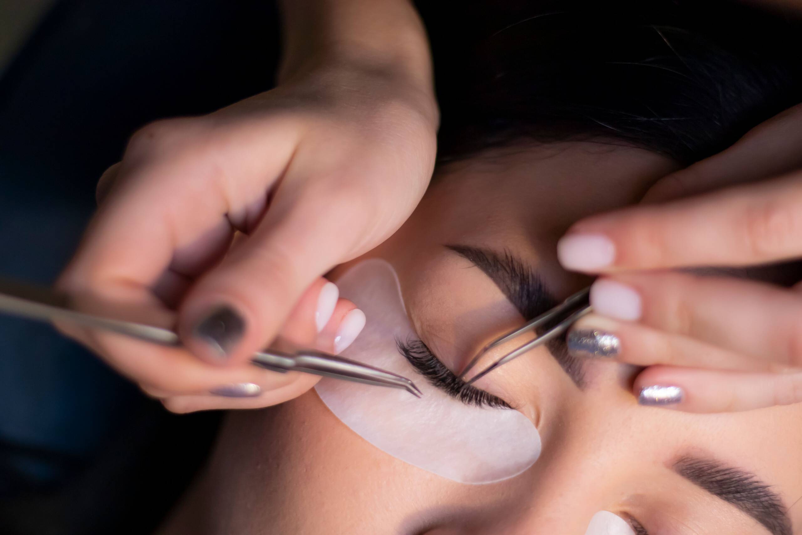 Eyelash extensions application at Lélégance De Lina